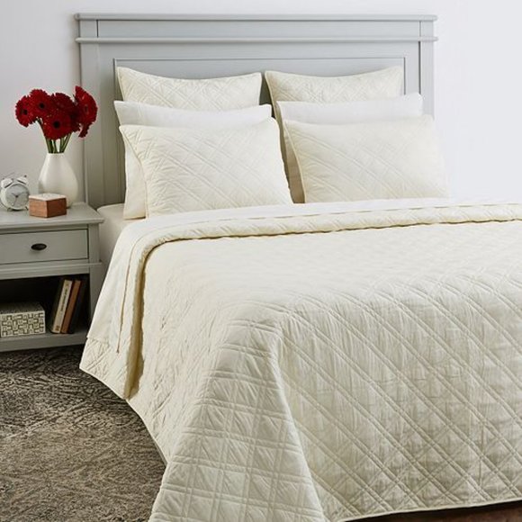 Bloomingdale's Bedding Bloomingdales Diamond Coverlet Set Poshmark